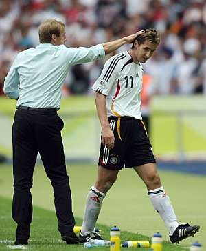 Klinsmann felicita a Klose, autor del gol alemn.(Foto: AP)