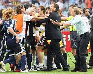 Klinsmann pide paz mientras Oliver Bierhoff se enfrenta a varios componentes de la seleccin argentina. (Foto: EFE)