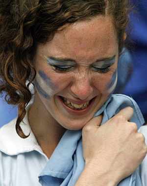 Una aficionada argentina llora tras el partido. (Foto: EFE)