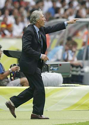 José Pekerman protesta una jugada a Lubos Michel, el árbitro del Alemania-Argentina. (Foto: REUTERS)