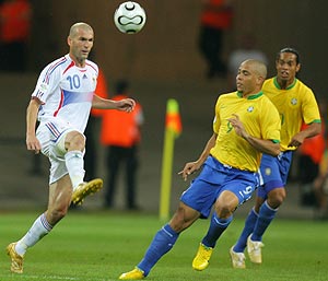 Zidane eleva la pelota ante Ronaldo y Ronaldinho. (Foto: EFE)