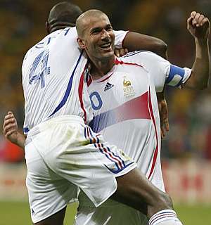 Zidane y Viera se abrazan. (Foto: AFP)