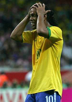 Ronaldinho, decepcionado, tras fallar una ocasin. (Foto: AP)