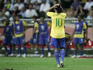 Ronaldinho se lamenta durante el Brasil-Francia. (Foto: EFE)