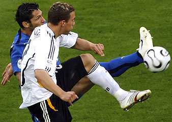 Zambrotta y Podolski pugnan por un baln. (Foto: AFP)