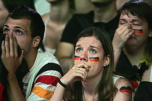 Tres jvenes alemanes lloran en Berln la eliminacin de su seleccin. (Foto: AFP)
