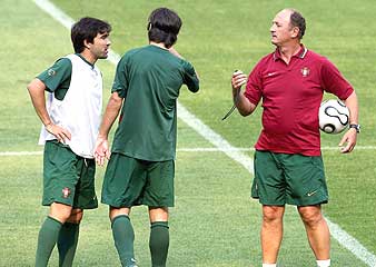 Scolari y Tiago hablan con Deco. (Foto: EFE)