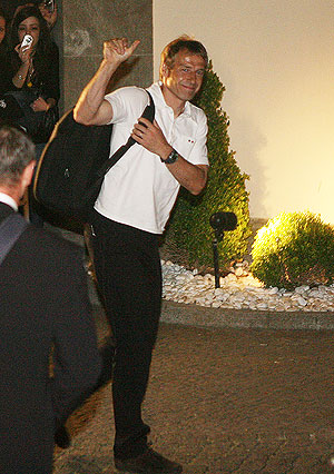 Jrgen Klinsmann, regresando al hotel de concentracin tras perder contra Italia (Foto: AFP)