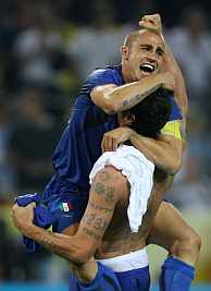 Cannavaro con Materazzi tras el partido. (Foto: EFE)