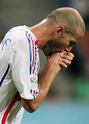 Zidane besa el anillo tras marcar el gol de penalti./AP
