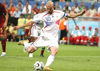 Zidane lanza el penalti que dio la victoria a Francia. (Foto: EFE)