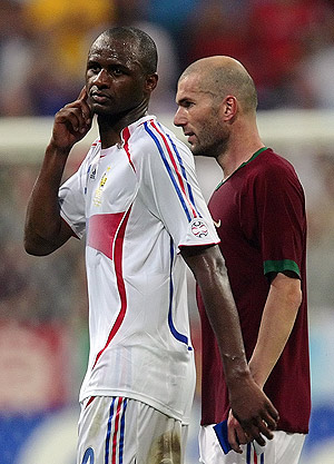 Vieira y Zidane, tras el partido contra Portugal. (Foto: AFP)