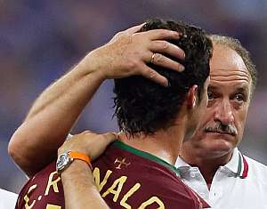 Felipao consuela a Cristiano Ronaldo tras su eliminacin ante Francia. (Foto: AFP)