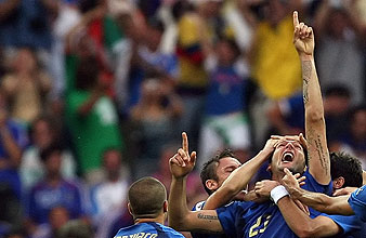 Los jugadores italianos celebran el tanto de Materazzi. (AFP)
