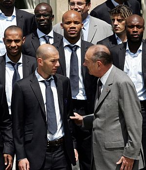 Chirac (d) dialoga con Zidane. (Foto: AFP)