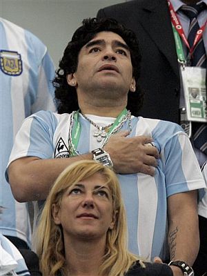 Maradona, en la grada de un estadio alemán. (Foto: AP)