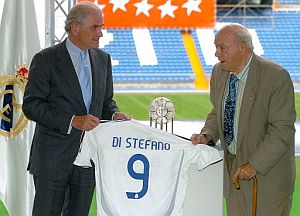 Alfredo di Stéfano (d), durante la presentación de la nueva equipación del Real Madrid. (Foto: EFE)