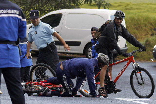 Nicolas Anelka, en el suelo tras caerse de la bicicleta en una salida de la seleccin. (Reuters)