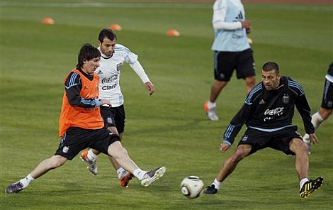 Messi intenta marcharse de Samuel y Mascherano. | Ap