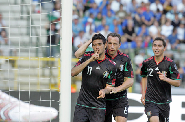 Vela y Torrado celebran el primer gol mexicano en el Rey Balduino de Bruselas. (Ap)