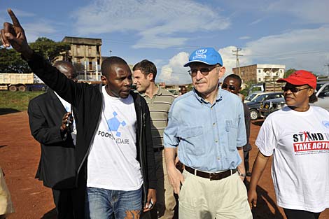 Jean Claude Mbovin, con Willi Lemke, observador de la ONU y antiguo tcnico del Stuttgart, durante una visita a Camern. | Foto: Lionel Antoni/Foot Solidaire