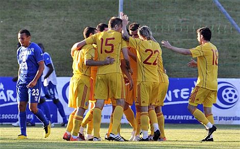 Los jugadores rumanos celebran uno de los goles. | Ap