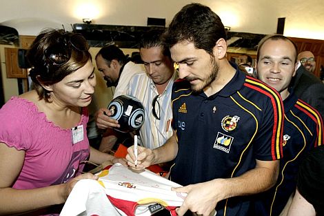 Iker Casillas firma autgrafos a su llegada a Caravaca. | Efe