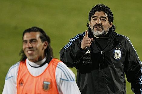 Maradona bromea con Tvez durante un entrenamiento. | Ap