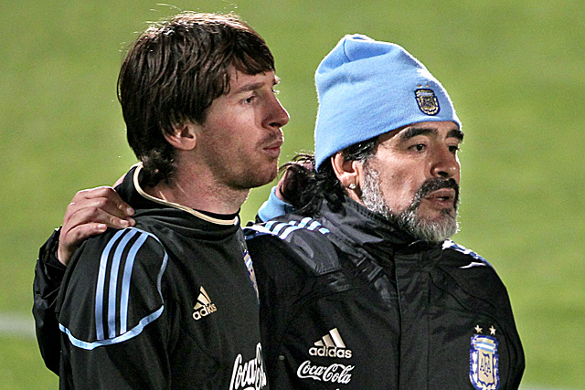Maradona (derecha) y Messi (izquierda) charlan despus de un entrenamiento de la seleccin argentina. (Foto: EFE)