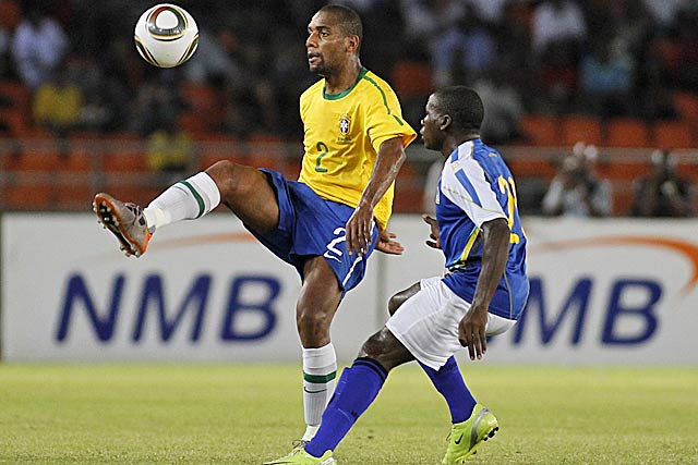 Micon controla el baln durante el amistoso que Brasil jugo ante Tanzania antes del Mundial. (Foto: AP)