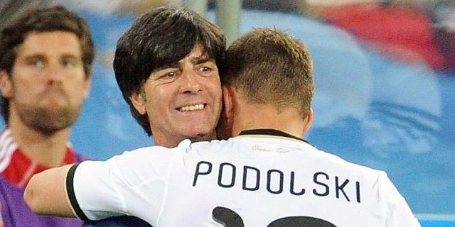 Joachim Lw, felicita a Lucas Podolski. (Efe)