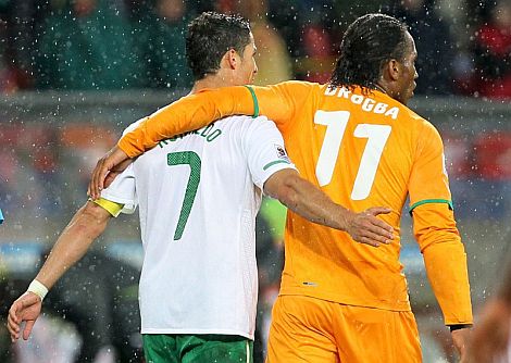 Cristiano Ronaldo y Drogba se saludan tras el partido. | Efe