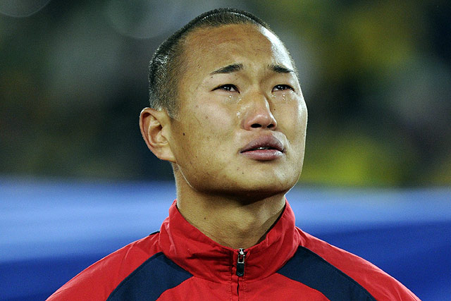 El delantero norcoreano llora ayer mientras sonaba su himno. | Afp