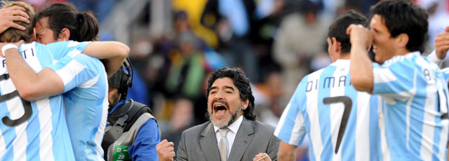 Maradona festeja la victoria sobre Corea del Sur (4-1). | Efe
