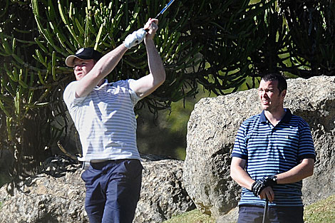 Roone, relajndose jugando al golf. (Foto: Reuters)
