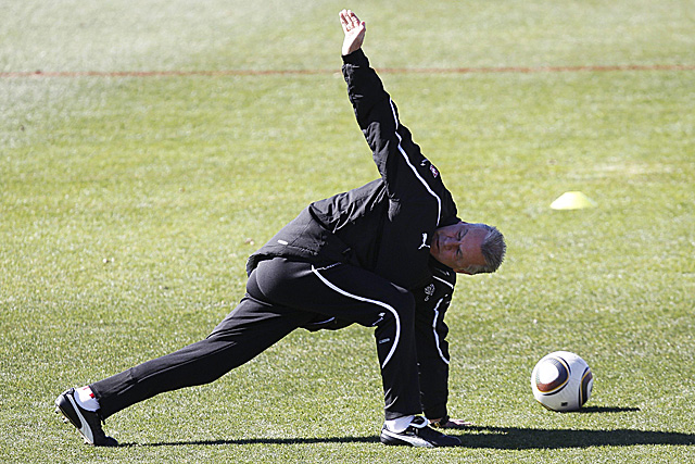El entrenador de Suiza durante el entrenamiento de la seleccin el da despus del partido ante Espaa. (Foto: AP)