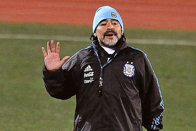 Diego Maradona, en un entrenamiento. (Foto: EFE)