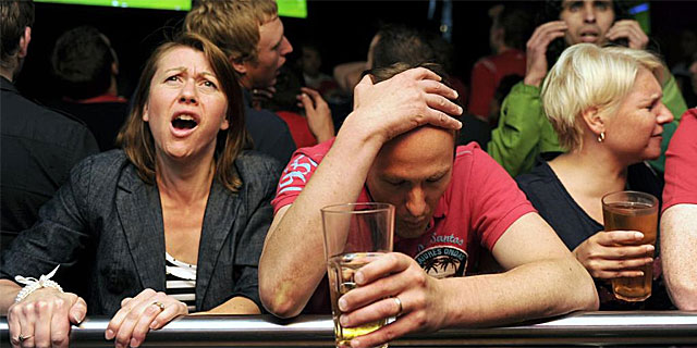 La aficin inglesa, desesperada, en un bar de Londres. | Reuters