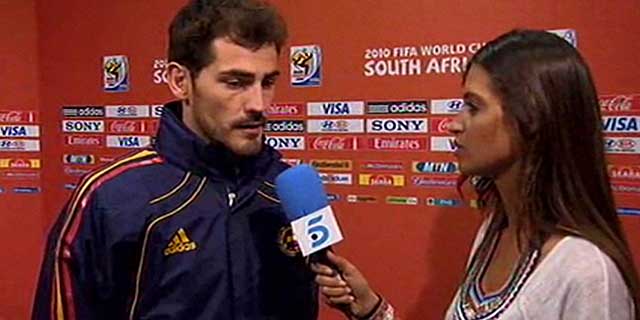 Sarca Carbonero entrevist a Casillas al final del partido. (TELE 5)