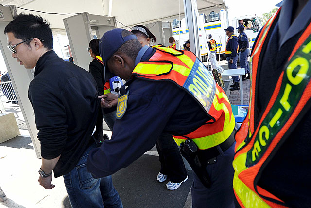 Control policial en el acceso al estadio de Durban. | Efe