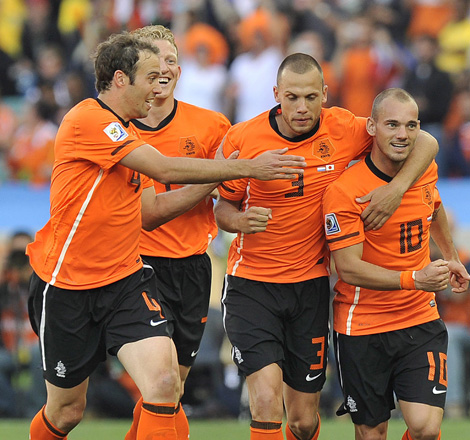 Los jugadores de la seleccin holandesa celebran el gol marcado ante Japn. Foto: EFE