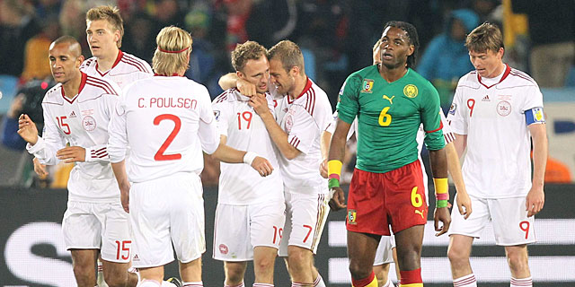 Los jugadores daneses celebran el tanto de la victoria. | Afp