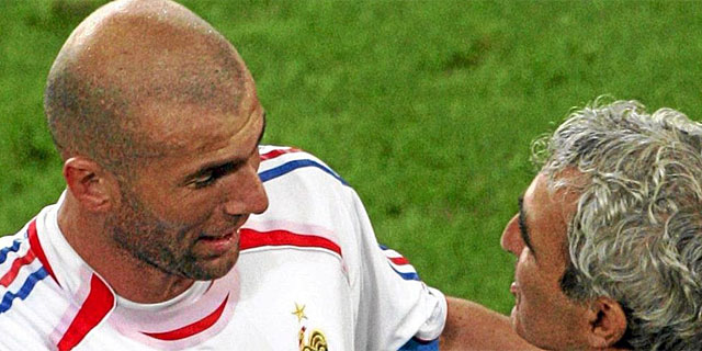Zidane habla con Domenech hace cuatro aos, en el Mundial de Alemania. (Efe)
