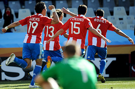 Los jugadores paraguayos celebran el primero de sus goles. | Efe