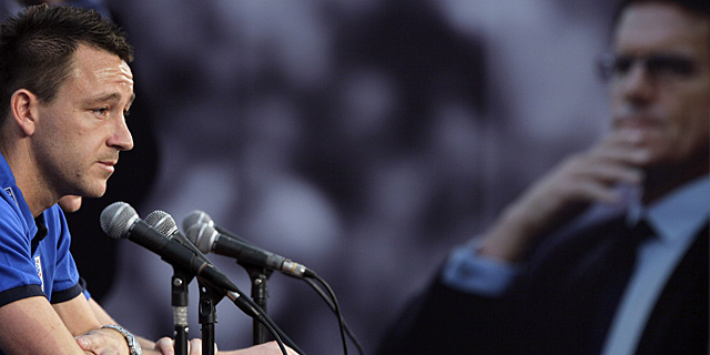 John Terry en la conferencia de prensa frente a una imagen de Fabio Capello. (Ap)