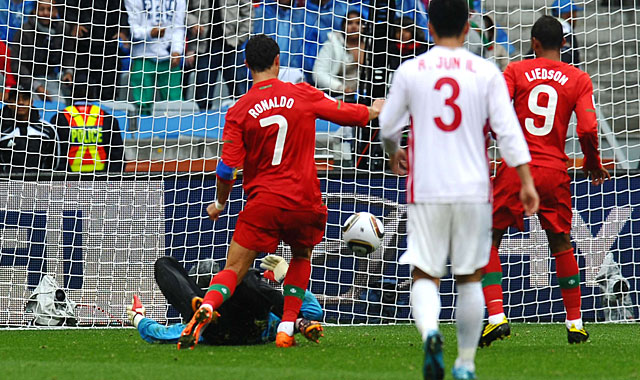 Cristiano marc el quinto gol portugus. (AP)