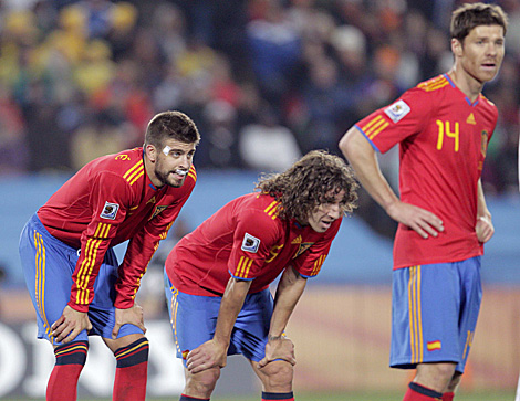 Piqu, Puyol y Xabi Alonso, durante el partido contra Honduras. (Foto: Reuters)