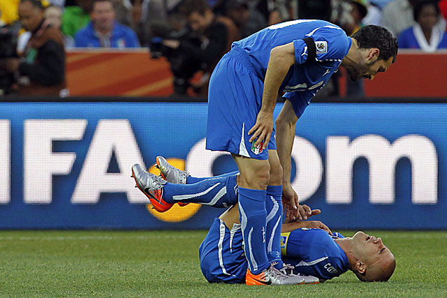 Zambrotta ayuda a Cannavaro despus de que ste recibiese una entrada. (Foto: AP)