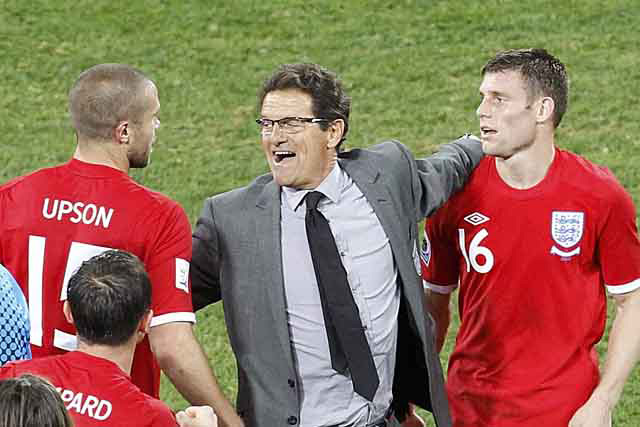 Fabio Capello festeja la clasificación con sus futbolistas. (Reuters)