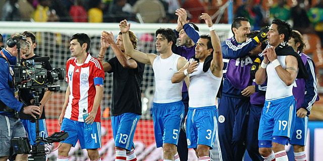 Los jugadores paraguayos celebran su pase al término del encuentro. | Afp